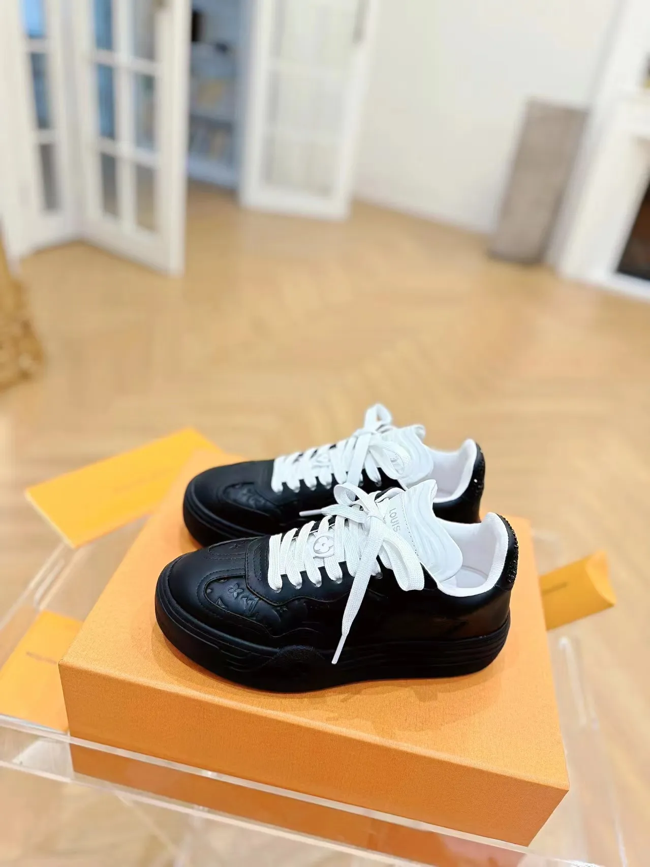 👟👟Ex-factory price 620👟👟Men's size +10 Same style for men and women🔥🔥𝐋𝐕 𝐃𝐢𝐬𝐜𝐨𝐯𝐞𝐫𝐲 2024 new sports shoes thick sole casual ❗️❗️ original purchase development and production LV Discovery lace-up shoes were unveiled at Louis Vuitton's fourth show. They are made of technical mesh fabric and metallic synthetic materials to create a streamlined design. Brand elements embellish the upper and lightweight rubber outsole, with technical shoelaces. Fabric: Original imported cowhide + technology mesh Inner lining: Original customized breathable mesh Sole: Original molded ultra-light rubber foam material Bottom thickness: 5.5CM Size: Women's 35-41 (41 customized), Men's 39-46, (45-46 customized)